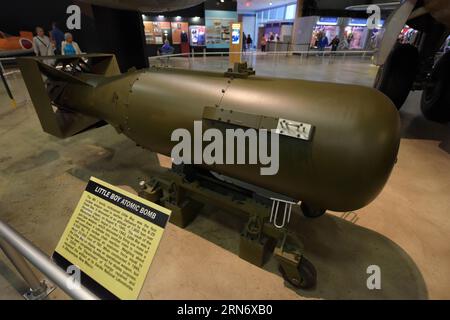 (150809) -- DAYTON, 9. August 2015 -- Besucher schauen sich eine entmilitarisierte Atombombe an, die den Spitznamen Little Boy trägt, im National Museum of the United States Air Force in Dayton, Ohio, 6. August 2015. Um Japans Kapitulation im Zweiten Weltkrieg zu beschleunigen, warf die US-Armee im August 1945 Atombomben in die japanischen Städte Hiroshima und Nagasaki. US-OHIO-WORLD WAR II-MUSEUM-ATOM BOMBS YinxBogu PUBLICATIONxNOTxINxCHN 150809 Dayton 9. August 2015 Besucher Schauen Sie SICH eine entmilitarisierte Atom-Bombe AN, DIE IM National Museum of the United States Air Force in Dayton O den Spitznamen Little Boy trägt Stockfoto