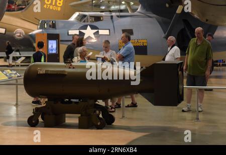 (150809) -- DAYTON, 9. August 2015 -- Besucher schauen sich eine entmilitarisierte Atombombe an, die den Spitznamen Fat man trägt, im National Museum of the United States Air Force in Dayton, Ohio, 6. August 2015. Um Japans Kapitulation im Zweiten Weltkrieg zu beschleunigen, warf die US-Armee im August 1945 Atombomben in die japanischen Städte Hiroshima und Nagasaki. US-OHIO-WORLD WAR II-MUSEUM-ATOM BOMBS YinxBogu PUBLICATIONxNOTxINxCHN 150809 Dayton 9. August 2015 Besucher Schauen Sie SICH eine entmilitarisierte Atombombe mit dem Spitznamen Fat man IM National Museum of the United States Air Force in Dayton Ohio Au AN Stockfoto