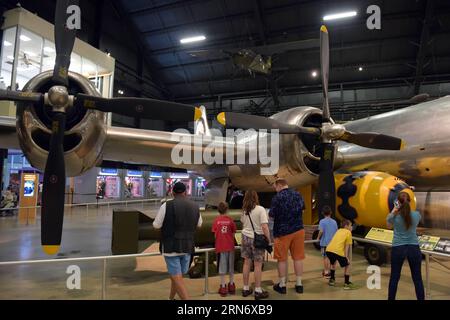 (150809) -- DAYTON, 9. August 2015 -- Besucher schauen sich entmilitarisierte Atombomben an, die den Spitznamen Little Boy (L) und Fat man (R) tragen, und den Bockscar B-29 Bomber im National Museum of the United States Air Force in Dayton, Ohio, 6. August 2015. Um Japans Kapitulation im Zweiten Weltkrieg zu beschleunigen, warf die US-Armee im August 1945 Atombomben in die japanischen Städte Hiroshima und Nagasaki. US-OHIO-WORLD WAR II-MUSEUM-ATOM BOMBS YinxBogu PUBLICATIONxNOTxINxCHN 150809 Dayton 9. August 2015 Besucher Schauen Sie SICH Demilitarized Atom Bombs AN, die den Spitznamen Little Boy l und Fat man r tragen Stockfoto