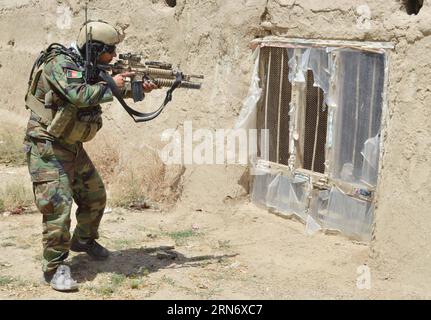 (150809) -- KUNDUZ, 9. August 2015 -- ein afghanischer Armeesoldat zielt auf seine Waffe, während er ein Haus während einer Patrouille in der Provinz Kunduz im Norden Afghanistans durchsucht, 9. August 2015. In den letzten 24 Stunden wurden bei Operationen der afghanischen Armee etwa 36 Militante getötet, sagte das Verteidigungsministerium des Landes am Sonntag. )(azp) AFGHANISTAN-KUNDUZ-ARMEE-PATROUILLE Ajmal PUBLICATIONxNOTxINxCHN 150809 Kunduz 9. August 2015 zum afghanischen Armee-Soldat zielt seine Waffe während der Suche nach einem Haus während einer Patrouille in der Provinz Kunduz Nordafghanistan 9. August 2015 etwa 36 Militante wurden in afghanischen Armeeoperationen innerhalb der GETÖTET Stockfoto