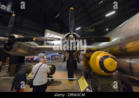 (150809) -- DAYTON, 9. August 2015 -- Besucher schauen sich entmilitarisierte Atombomben an, die den Spitznamen Little Boy (L) und Fat man (R) tragen, und den Bockscar B-29 Bomber im National Museum of the United States Air Force in Dayton, Ohio, 6. August 2015. Um Japans Kapitulation im Zweiten Weltkrieg zu beschleunigen, warf die US-Armee im August 1945 Atombomben in die japanischen Städte Hiroshima und Nagasaki. US-OHIO-WORLD WAR II-MUSEUM-ATOM BOMBS YinxBogu PUBLICATIONxNOTxINxCHN 150809 Dayton 9. August 2015 Besucher Schauen Sie SICH Demilitarized Atom Bombs AN, die den Spitznamen Little Boy l und Fat man r tragen Stockfoto