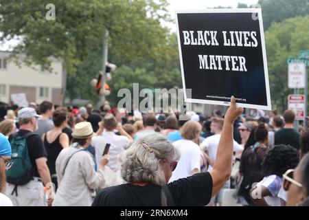 (150810) -- FERGUSON, - A Woman Hold Up a Black Lives Matter Sign at the Michael Brown Memorial in Ferguson, Missouri, USA, am 9. August 2015. Mehrere hundert Menschen versammelten sich am Sonntag in Ferguson, um den Jahrestag des Erschießens des unbewaffneten schwarzen Teenagers durch einen weißen Polizisten zu begehen, der Proteste und eine nationale Debatte über Rasse und Gerechtigkeit auslöste. ) US-FERGUSON-PROTEST MarcusxDiPaola PUBLICATIONxNOTxINxCHN 150810 Ferguson eine Frau hält ein Schild mit dem Titel „Black Lives Matter“ AM Michael Brown Memorial in Ferguson Missouri, USA, AM 9. August 2015 versammelten sich mehrere hundert Prominente Stockfoto