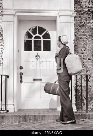 1940ER JAHRE RÜCKANSICHT EINES MARINESOLDATEN IN UNIFORM MIT DUFFLE-TASCHEN, DIE VOR DER HAUSTÜR STEHEN COMING HOME - M2772 HAR001 HARS WW2 NAVY HOME LIFE UNITED STATES COPY SPACE FULL-LENGTH PERSONS UNITED STATES OF AMERICA MÄNNLICHE STREITKRÄFTE VERLASSEN B&W NORDAMERIKA KOMMENDE FREIHEIT NORDAMERIKA GLOBALE SEEFAHRERFREUDE ÄUSSERE MÄCHTIGE WELTKRIEGE STOLZ WELTKRIEG WORLD WAR TWO HECK VIEW WORLD WAR II POLITICS UNIFORMEN CONNECTION FORCES KONZEPTIONELL AUS DEM HINTERGRUND VON MARINES VETERAN WORLD WAR 2 VOR VET USN RÜCKANSICHT MITTELERWACHSENER MITTELERWACHSENER MANN KEHRT ZURÜCK UND KEHRT SCHWARZ-WEISS KAUKASISCHE ETHNIE HAR001 ZURÜCK Stockfoto