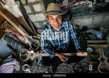 (150810) -- LHASA, - der 46-jährige Handwerker Dainzin macht in Lhasa, der Hauptstadt der autonomen Region Tibet im Südwesten Chinas, tibetisches Instrument Dramyin, 9. August 2015. Dramyin, ein sechssaitiges Musikinstrument, ist ein altes tibetisches Zupfinstrument. Es handelt sich um eine langärmelige, doppelt taillierte und fretless Laute. Sie ist in der Regel aus einem Stück Holz ausgehöhlt und kann von 60 bis 120 Zentimeter lang sein. Im Jahr 2014 wurde die Herstellung von Draymin als eines der nationalen immateriellen Kulturerben Chinas registriert. ) (zhs/lfj) CHINA-LHASA-TIBETISCHES INSTRUMENT DRAMYIN (CN) ZhengxHuansong ÖFFENTLICH Stockfoto