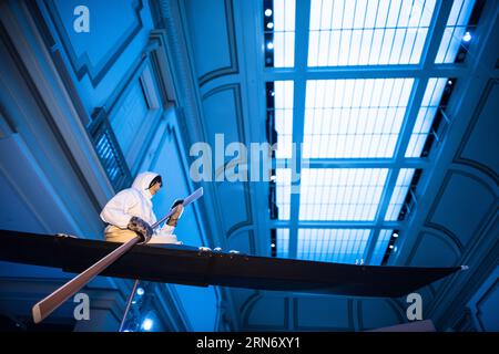 National Museum of Natural History Inuit Kayak Display Washington DC // WASHINGTON DC — Eine deckenmontierte Ausstellung in der Sant Ocean Hall im Smithsonian National Museum of Natural History zeigt einen Inuit-Jäger in einem traditionellen Kajak, der einen nordatlantischen Glattwal verfolgt. Die Ausstellung zeigt traditionelle arktische Waljagdpraktiken mit historisch genauen Details sowohl der Kajakkonstruktion als auch der Jagdtechniken. Stockfoto