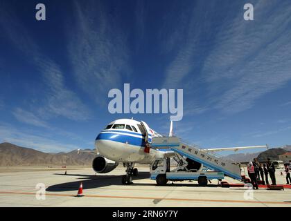 (150810) -- LHASA, 10. August 2015 -- Foto aufgenommen am 30. Oktober 2010 zeigt ein Flugzeug der A319 an einem Flughafen in Xigaze, der autonomen Region Tibet im Südwesten Chinas. Die Menschen haben in den letzten fünf Jahrzehnten erstaunliche Fortschritte beim Transport in Tibet erlebt. Insgesamt 75.000 Kilometer Straße haben den Transport in Tibet viel einfacher gemacht als vor 50 Jahren. Die Bahnstrecke Qinghai-Tibet, die von der nordwestchinesischen Provinz Qinghai nach Lhasa führt, wurde 2006 eröffnet. Seitdem hat sich die Zahl der Besucher in Tibet enorm erhöht. Über den Eisenbahnen und Autobahnen erstreckt sich auch der Lufttransport in Tibet Stockfoto