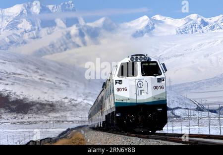 (150810) -- LHASA, 10. August 2015 -- Foto vom 25. Oktober 2006 zeigt einen Zug, der auf dem Plateau in der autonomen Region Tibet im Südwesten Chinas verkehrt. Die Menschen haben in den letzten fünf Jahrzehnten erstaunliche Fortschritte beim Transport in Tibet erlebt. Insgesamt 75.000 Kilometer Straße haben den Transport in Tibet viel einfacher gemacht als vor 50 Jahren. Die Bahnstrecke Qinghai-Tibet, die von der nordwestchinesischen Provinz Qinghai nach Lhasa führt, wurde 2006 eröffnet. Seitdem hat sich die Zahl der Besucher in Tibet enorm erhöht. Über den Eisenbahnen und Autobahnen umfasste auch der Luftverkehr in Tibet eine Stockfoto