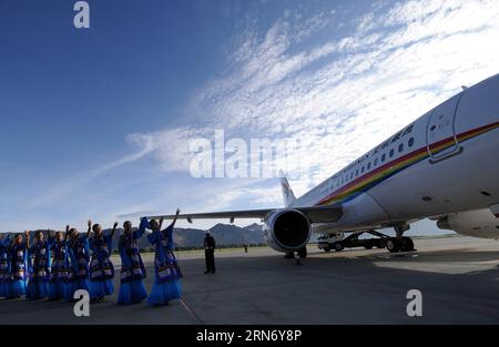 (150810) -- LHASA, 10. August 2015 -- Foto vom 26. Juli 2011 zeigt die Eröffnungszeremonie der Tibet Airlines, der ersten Fluggesellschaft mit Sitz in Tibet, am Flughafen Lhasa Gonggar im Südwesten Chinas. Die Menschen haben in den letzten fünf Jahrzehnten erstaunliche Fortschritte beim Transport in Tibet erlebt. Insgesamt 75.000 Kilometer Straße haben den Transport in Tibet viel einfacher gemacht als vor 50 Jahren. Die Bahnstrecke Qinghai-Tibet, die von der nordwestchinesischen Provinz Qinghai nach Lhasa führt, wurde 2006 eröffnet. Seitdem hat sich die Zahl der Besucher in Tibet enorm erhöht Stockfoto