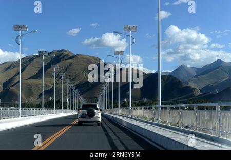 (150810) -- LHASA, 10. August 2015 -- Foto aufgenommen am 8. August 2015 zeigt die Dagze-Brücke über den Lhasa-Fluss, der südwestlichen chinesischen autonomen Region Tibet. Die Menschen haben in den letzten fünf Jahrzehnten erstaunliche Fortschritte beim Transport in Tibet erlebt. Insgesamt 75.000 Kilometer Straße haben den Transport in Tibet viel einfacher gemacht als vor 50 Jahren. Die Bahnstrecke Qinghai-Tibet, die von der nordwestchinesischen Provinz Qinghai nach Lhasa führt, wurde 2006 eröffnet. Seitdem hat sich die Zahl der Besucher in Tibet enorm erhöht. Über den Eisenbahnen und Autobahnen umfasste auch der Luftverkehr in Tibet eine Stockfoto