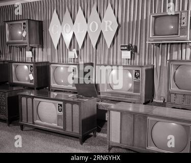 KAUFHAUS AUS DEN 1960ER JAHREN, DAS FARBFERNSEHER, TRAGBARE GERÄTE UND KONSOLEN VERKAUFT - S15142 HAR001 HARS OLD FASHIONED Stockfoto