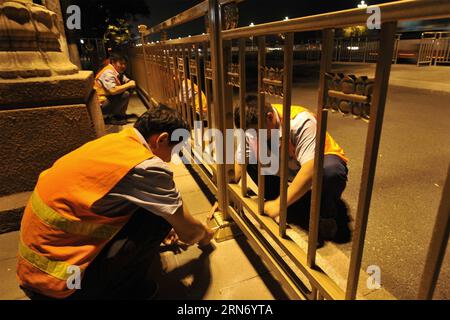 (150812) -- PEKING, 12. August 2015 -- Arbeiter installieren Schienen auf der Chang an Straße in Peking, Hauptstadt von China, 12. August 2015. Um die Militärparade am 3. September zu gewährleisten, hat die Pekinger Gemeindekommission für Stadtverwaltung und Umwelt eine Reihe von Instandhaltungsarbeiten entlang der Chang an-Straße, dem Hauptort der Militärparade, durchgeführt. Alle Arbeiten werden Ende August abgeschlossen sein. ) (hgh) CHINA-BEIJING-CHANG GaoxJianjun PUBLICATIONxNOTxINxCHN Peking 12. August 2015 Arbeiter installieren Rails AUF Chang to Street in Peking Hauptstadt von China 12. August 2015, um die Messe zu gewährleisten Stockfoto