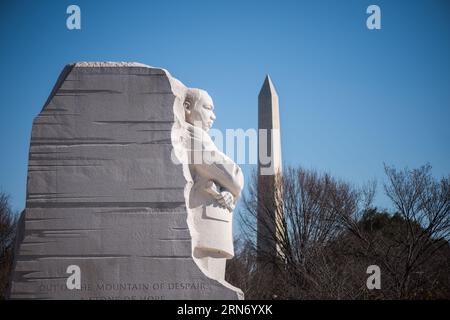 WASHINGTON DC, Vereinigte Staaten – der Martin Luther King Jr. Das Memorial erinnert an das beständige Erbe des Bürgerrechtlers. Das Denkmal, das sich am Tidal Basin der National Mall befindet, erinnert an Dr. Kings Beiträge zur amerikanischen Bürgerrechtsbewegung und an sein Streben nach Gerechtigkeit mit gewaltfreien Mitteln. Im Hintergrund befindet sich das Washington Monument. Stockfoto