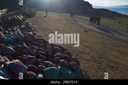 NAMTSO, 10. August 2015 -- Pilgerwanderung um den Namtso oder Lake Nam, eine tibetische Zeremonie zum Segensbeten, zwischen Damxung County und Baingoin County in der Präfektur Nagqu, südwestchinesische Autonome Region Tibet, 10. August 2015. In diesem Jahr versammelten sich viele Pilger, um den Namtso zu erkunden, was himmlischer See oder göttlicher See in tibetischer Sprache bedeutet. Es wird angenommen, dass im Jahr der Ziegenpilger, die um den Namtso herumlaufen, während sie in einer Runde Schriften singen, 10.000 Mal laufen, im Vergleich zu den anderen Jahren. ) (lfj) CHINA-NAMSTO-PILGER (CN) PurbuxZhaxi PUBLICAT Stockfoto