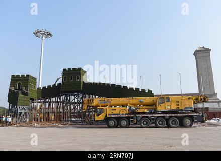 (150812) -- PEKING, 12. August 2015 -- Foto aufgenommen am 12. August 2015 zeigt einen Parterre mit der Großen Mauer am Platz des Himmlischen Friedens in Peking, der Hauptstadt Chinas. Am 10. August wurde die Blumendekoration auf dem Tian-Anmen-Platz und entlang der Chang an-Straße begonnen, und alle Arbeiten werden Ende August zur Begrüßung der Militärparade am 3. September in Peking durchgeführt. )(mcg) CHINA-BEIJING-TIAN ANMEN SQUARE-PARTERRE (CN) LuoxXiaoguang PUBLICATIONxNOTxINxCHN 150812 Peking 12. August 2015 Foto aufgenommen AM 12. August 2015 zeigt ein Parterre mit der Großen Mauer AUF dem Tian Anmen Platz in Peking Hauptstadt Stockfoto