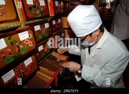 (150812) -- PEKING, 12. August 2015 -- Foto aufgenommen am 12. September 2006 zeigt einen Arzt, der Medizin für Patienten in einem Krankenhaus in der autonomen Region Tibet im Südwesten Chinas lokalisiert. Seit 2005 hat China etwa 130 Millionen Yuan (etwa 20 Millionen Dollar) für den Schutz immaterieller Kulturgüter in Tibet bereitgestellt, etwa 800 lokale immaterielle Kulturgüter gerettet und gesammelt und 30 Erbbasen für sie eröffnet. ) (Zwx) CHINA-TIBET-IMMATERIBLE CULTURAL HERITAGES-PROTECTION(CN) Chogo PUBLICATIONxNOTxINxCHN 150812 Peking 12. August 2015 Foto aufgenommen AM 12. September 2006 zeigt einen Arzt M Stockfoto