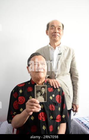 MUDANJIANG, 11. August 2015 -- der 73-jährige Japaner Yohachi Nakajima (R), ein Kriegswaisen, der nach dem Zweiten Weltkrieg in China zurückgelassen wurde, posiert für ein Foto mit seinem chinesischen Lehrer in der Stadt Mudanjiang, Provinz Heilongjiang im Nordosten Chinas, 11. August 2015. Nakajima reiste 1942 mit seiner Familie als Angehöriger der japanischen Siedlergruppe in die nordöstliche Provinz Heilongjiang, als er nur ein einjähriges Baby war. Aber 1945, als das militaristische Japan am Ende des Zweiten Weltkriegs kapitulierte, wurde er allein in China gelassen. Eine chinesische Bauernin adoptierte Nakajima, ein Kind des ehemaligen Feindes. Sie behandelte das orp Stockfoto