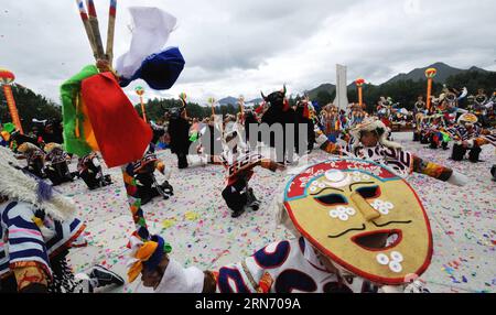 (150812) -- PEKING, 12. August 2015 -- Foto aufgenommen am 20. August 2009 zeigt Schüler, die tibetische Oper im Potala-Palast in der autonomen Region Tibet der Stadt Lhasa im Südwesten Chinas aufführen. Seit 2005 hat China etwa 130 Millionen Yuan (etwa 20 Millionen Dollar) für den Schutz immaterieller Kulturgüter in Tibet bereitgestellt, etwa 800 lokale immaterielle Kulturgüter gerettet und gesammelt und 30 Erbbasen für sie eröffnet. ) (Zwx) CHINA-TIBET-IMMATERIBLE CULTURAL HERITAGES-PROTECTION(CN) GesangxDawa PUBLICATIONxNOTxINxCHN 150812 Peking 12. August 2015 Foto aufgenommen AM 20. August 2009 SH Stockfoto