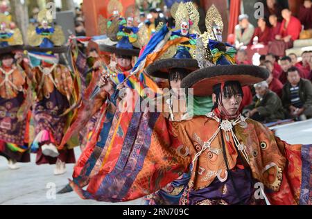 (150812) -- PEKING, 12. August 2015 -- Foto aufgenommen am 26. September 2014 zeigt Mönche, die Qiangmu, einen religiösen Tanz tibetischer ethnischer Gruppen, im Tashilumpo-Kloster in der autonomen Region Tibet im Südwesten Chinas durchführen. Seit 2005 hat China etwa 130 Millionen Yuan (etwa 20 Millionen Dollar) für den Schutz immaterieller Kulturgüter in Tibet bereitgestellt, etwa 800 lokale immaterielle Kulturgüter gerettet und gesammelt und 30 Erbbasen für sie eröffnet. ) (Zwx) CHINA-TIBET-IMMATERIBLE CULTURAL HERITAGES-PROTECTION(CN) Chogo PUBLICATIONxNOTxINxCHN 150812 Peking 12. August 2015 P Stockfoto