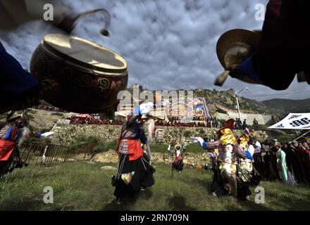 (150812) -- PEKING, 12. Aug. 2015 -- Foto vom 17. Aug. 2012 zeigt Menschen, die an einer Aktivität während des Shoton (Joghurt) Festivals im Kloster Zhaibung in der Stadt Lhasa in der autonomen Region Tibet im Südwesten Chinas teilnehmen. Seit 2005 hat China etwa 130 Millionen Yuan (etwa 20 Millionen Dollar) für den Schutz immaterieller Kulturgüter in Tibet bereitgestellt, etwa 800 lokale immaterielle Kulturgüter gerettet und gesammelt und 30 Erbbasen für sie eröffnet. ) (Zwx) CHINA-TIBET-IMMATERIBLE CULTURAL HERITAGES-PROTECTION(CN) PurbuxZhaxi PUBLICATIONxNOTxINxCHN 150812 Beijin Stockfoto