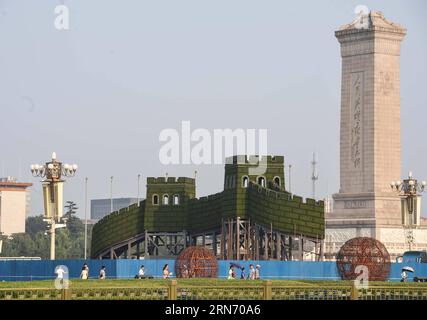 (150812) -- PEKING, 12. August 2015 -- Foto aufgenommen am 12. August 2015 zeigt einen Parterre mit der Großen Mauer am Platz des Himmlischen Friedens in Peking, der Hauptstadt Chinas. Am 10. August wurde die Blumendekoration auf dem Tian-Anmen-Platz und entlang der Chang an-Straße begonnen, und alle Arbeiten werden Ende August zur Begrüßung der Militärparade am 3. September in Peking durchgeführt. )(mcg) CHINA-BEIJING-TIAN ANMEN SQUARE-PARTERRE (CN) LuoxXiaoguang PUBLICATIONxNOTxINxCHN 150812 Peking 12. August 2015 Foto aufgenommen AM 12. August 2015 zeigt ein Parterre mit der Großen Mauer AUF dem Tian Anmen Platz in Peking Hauptstadt Stockfoto