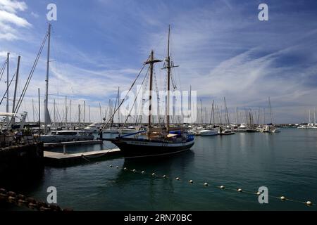 Segelschiff aus Holz mit hohen Masten, das in Marina Rubicon, Playa Blanca, Lanzarote, Kanarische Inseln, Spanien, vertäut ist Stockfoto