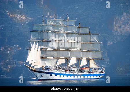 Die „Royal Clipper“ ist ein spektakuläres fünfmastiges 134-Meter-Segelschiff mit 42 Segeln vor der Amalfiküste im Tyrrhenischen Meer, Italien Stockfoto