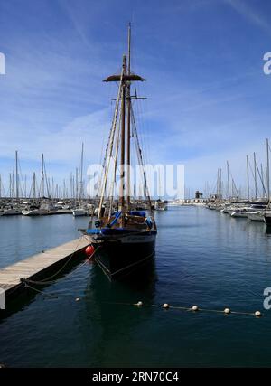 Segelschiff aus Holz mit hohen Masten, das in Marina Rubicon, Playa Blanca, Lanzarote, Kanarische Inseln, Spanien, vertäut ist Stockfoto