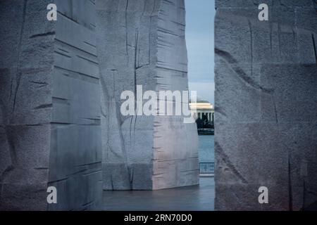 WASHINGTON DC, Vereinigte Staaten – der Martin Luther King Jr. Das Memorial erinnert an das beständige Erbe des Bürgerrechtlers. Das Denkmal, das sich am Tidal Basin der National Mall befindet, erinnert an Dr. Kings Beiträge zur amerikanischen Bürgerrechtsbewegung und an sein Streben nach Gerechtigkeit mit gewaltfreien Mitteln. In der Ferne befindet sich das Jefferson Memorial. Stockfoto