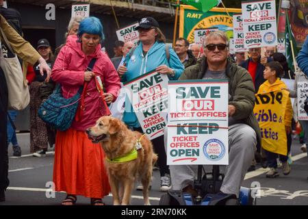 London, Großbritannien. August 2023 31. Demonstranten in Westminster. RMT-Mitglieder und Demonstranten marschierten vom Verkehrsministerium zur Downing Street und forderten die Regierung auf, die Schließung von Fahrkartenschaltern an Bahnhöfen zu stoppen. Quelle: Vuk Valcic/Alamy Live News Stockfoto