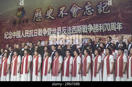 (150812) -- HONGKONG, 12. August 2015 -- Mitglieder eines Chors treten während einer Gala auf, die anlässlich des 70. Jahrestages des Sieges des chinesischen Volkskrieges gegen die japanische Aggression und den antifaschistischen Krieg der Welt in Hongkong, Südchina, 12. August 2015 stattfand. )(mcg) CHINA-HONG KONG-ANTI-JAPANESE WAR-70th ANNIVERSARY-GALA (CN) LuixSiuxWai PUBLICATIONxNOTxINxCHN 150812 Hong Kong Aug 12 2015 Mitglieder eines Chorus treten während einer Gala Hero auf, um den 70. Jahrestag des Sieges der chinesischen Prominenten zu feiern S war gegen japanische Aggression und der Welt-Anti-Faschist war in Hong Kong Süden Stockfoto