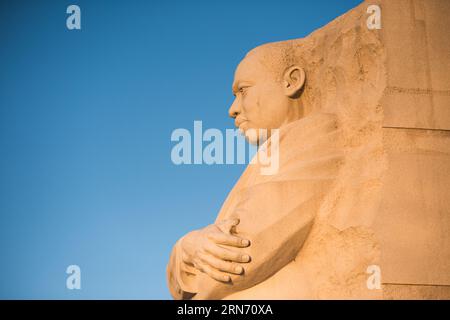 WASHINGTON DC, Vereinigte Staaten – der Martin Luther King Jr. Das Memorial erinnert an das beständige Erbe des Bürgerrechtlers. Das Denkmal, das sich am Tidal Basin der National Mall befindet, erinnert an Dr. Kings Beiträge zur amerikanischen Bürgerrechtsbewegung und an sein Streben nach Gerechtigkeit mit gewaltfreien Mitteln. Stockfoto