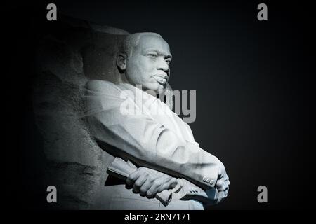 WASHINGTON DC, Vereinigte Staaten – der Martin Luther King Jr. Das Memorial erinnert an das beständige Erbe des Bürgerrechtlers. Das Denkmal, das sich am Tidal Basin der National Mall befindet, erinnert an Dr. Kings Beiträge zur amerikanischen Bürgerrechtsbewegung und an sein Streben nach Gerechtigkeit mit gewaltfreien Mitteln. Stockfoto