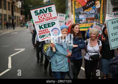 London, Großbritannien. 31. August 2023. RMT „Save our Ticket Offices“ März. RMT-Mitglieder, Eisenbahnarbeiter, Unterstützer und Kampagnengruppen marschieren auf der Downing Street, um die Fahrkartenschalter zu retten. März vom Verkehrsministerium über den Parliament Square zur Downing Street. Derzeit werden bis zu 1000 Fahrkartenschalter geschlossen und 2300 Arbeitsplätze von Bahnhöfen im ganzen Land eingespart. Quelle: Waldemar Sikora / Alamy Live News Stockfoto