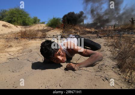 (150813) -- GAZA, 13. August 2015 -- Ein palästinensischer junger Mann nimmt an einer Militärübung in einem Sommerlager Teil, das von der Islamischen Dschihad-Bewegung organisiert wird, in der Stadt Khan Younis im südlichen Gazastreifen am 13. August 2015. Der Islamische Jihad veranstaltet Dutzende von militärischen Sommerlagern für junge Palästinenser im Gazastreifen, so der Organisator. Khaled Omar) (zjy) MIDEAST-GAZA-MILITÄRLAGER EmadxDrimly PUBLICATIONxNOTxINxCHN 150813 Gaza 13. August 2015 ein PALÄSTINENSISCHER junger Mann nimmt an einer MILITÄRÜBUNG in einem von der islamischen Jihad-Bewegung organisierten Sommerlager in der Stadt Khan You im südlichen Gazastreifen Teil Stockfoto