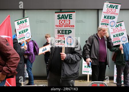 London, Großbritannien. 31. August 2023. RMT „Save our Ticket Offices“ März. RMT-Mitglieder, Eisenbahnarbeiter, Unterstützer und Kampagnengruppen marschieren auf der Downing Street, um die Fahrkartenschalter zu retten. März vom Verkehrsministerium über den Parliament Square zur Downing Street. Derzeit werden bis zu 1000 Fahrkartenschalter geschlossen und 2300 Arbeitsplätze von Bahnhöfen im ganzen Land eingespart. Quelle: Waldemar Sikora / Alamy Live News Stockfoto