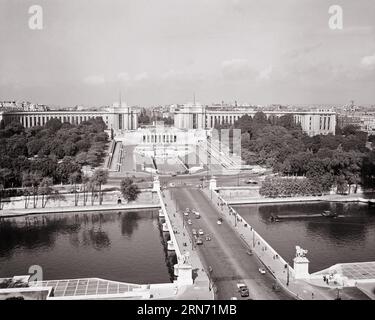 1960ER JAHRE BLICK ÜBER DIE SEINE ZUM PALAIS DE CHAILLOT ERBAUT 1937 IN DER GEGEND VON TROCADERO, IN DER SICH HEUTE MEHRERE MUSEEN BEFINDEN PARIS FRANKREICH - R18872 MAY001 HARS CHAILLOT MEHRERE 1937 SCHWARZ-WEISSE ALTMODISCHE TROCADERO Stockfoto