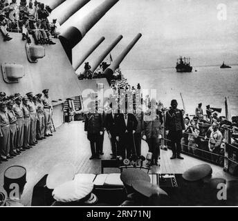 Das am 2. September 1945 aufgenommene Foto zeigt die japanische Kapitulationszeremonie an Bord des Schlachtschiffs USS Missouri der United States Navy, das in der Bucht von Tokio vor Anker liegt. Am 15. August 1945 übergab der japanische Kaiser Hirohito eine aufgezeichnete Radioansprache an die Nation, in der er die Kapitulation Japans im Zweiten Weltkrieg ankündigte, einen Tag, nachdem Japan seine Zustimmung zu den Bestimmungen der Potsdamer Proklamation erklärt hatte, die gemeinsam von China, den Vereinigten Staaten und Großbritannien am 26. Juli veröffentlicht wurde. 1945 trat die Sowjetunion später ein. Die Proklamation, die Japans Verbrechen der Aggressionen während des Zweiten Weltkriegs radikalisiert und die Prinzipien unter bestimmt hat Stockfoto