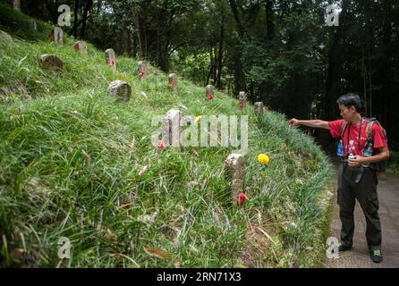 (150813) -- TENGCHONG, 13. August 2015 -- Ein Besucher kommt auf einen Friedhof, um für die Soldaten zu trauern, die während der Schlacht gegen Japans Invasion in Tengchong, Südwestchinas Provinz Yunnan, am 13. August 2015, geopfert wurden. Viele Besucher besuchten den Friedhof für Märtyrer und Museen in Tengchong, um den 70. Jahrestag der Kapitulation Japans im Zweiten Weltkrieg zu begehen. Tengchong war eine Frontlinie, in der die Chinesen gegen die japanische Invasion während des Zweiten Weltkriegs kämpften. (mt) CHINA-YUNNAN-TENGCHONG-WORLD WAR II-TRAUER (CN) ChenxJunqing PUBLICATIONxNOTxINxCHN 150813 Tengchong 13. August 2015 ein Besucher KOMMT zu einem C Stockfoto