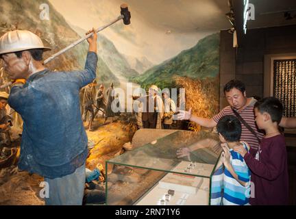 (150813) -- TENGCHONG, 13. August 2015 -- Ein Mann stellt seinen Kindern die Geschichte der Burma Road während des Zweiten Weltkriegs in einem Museum in Tengchong, südwestchinesische Provinz Yunnan, 13. August 2015 vor. Viele Besucher besuchten den Friedhof für Märtyrer und Museen in Tengchong, um den 70. Jahrestag der Kapitulation Japans im Zweiten Weltkrieg zu begehen. Tengchong war eine Frontlinie, in der die Chinesen gegen die japanische Invasion während des Zweiten Weltkriegs kämpften. (mt) CHINA-YUNNAN-TENGCHONG-WORLD WAR II-TRAUER (CN) ChenxJunqing PUBLICATIONxNOTxINxCHN 150813 Tengchong 13. August 2015 ein Mann stellt die Geschichte von Burma Roa vor Stockfoto