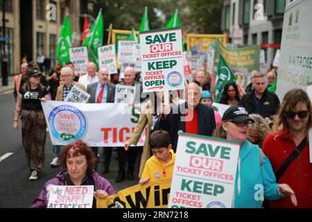 London, Großbritannien. 31. August 2023. RMT „Save our Ticket Offices“ März. RMT-Mitglieder, Eisenbahnarbeiter, Unterstützer und Kampagnengruppen marschieren auf der Downing Street, um die Fahrkartenschalter zu retten. März vom Verkehrsministerium über den Parliament Square zur Downing Street. Derzeit werden bis zu 1000 Fahrkartenschalter geschlossen und 2300 Arbeitsplätze von Bahnhöfen im ganzen Land eingespart. Quelle: Waldemar Sikora / Alamy Live News Stockfoto