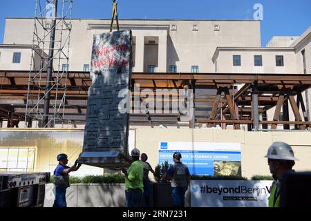 AKTUELLES ZEITGESCHEHEN Stück der Berliner Mauer in Washington aufgestellt (150813) -- WASHINGTON D.C., 13. August 2015 -- Ein Teil der Berliner Mauer kommt im Außenministerium zur Installation im US-Diplomacy Center in Washington D.C., USA, 13. August 2015. Das Segment der Berliner Mauer wird von dem ehemaligen Präsidenten George H. W. Bush, dem ehemaligen Führer der Sowjetunion Michail Gorbatschow, dem deutschen ehemaligen Bundeskanzler Helmut Kohl, dem ehemaligen polnischen Präsidenten und Solidaritätsführer Lech Walesa, der derzeitigen deutschen Bundeskanzlerin Angela Merkel und dem ehemaligen Staatssekretär James Baker unterzeichnet. U. Stockfoto