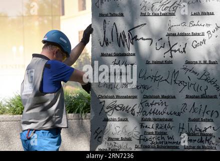 AKTUELLES ZEITGESCHEHEN Stück der Berliner Mauer in Washington aufgestellt (150813) -- WASHINGTON D.C., 13. August 2015 -- Ein Teil der Berliner Mauer kommt im Außenministerium zur Installation im US-Diplomacy Center in Washington D.C., USA, 13. August 2015. Das Segment der Berliner Mauer wird von dem ehemaligen Präsidenten George H. W. Bush, dem ehemaligen Führer der Sowjetunion Michail Gorbatschow, dem deutschen ehemaligen Bundeskanzler Helmut Kohl, dem ehemaligen polnischen Präsidenten und Solidaritätsführer Lech Walesa, der derzeitigen deutschen Bundeskanzlerin Angela Merkel und dem ehemaligen Staatssekretär James Baker unterzeichnet. U. Stockfoto