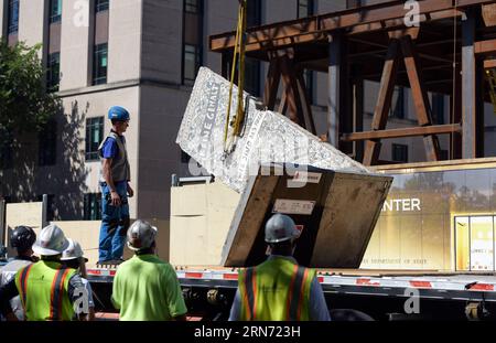 AKTUELLES ZEITGESCHEHEN Stück der Berliner Mauer in Washington aufgestellt (150813) -- WASHINGTON D.C., 13. August 2015 -- Ein Teil der Berliner Mauer kommt im Außenministerium zur Installation im US-Diplomacy Center in Washington D.C., USA, 13. August 2015. Das Segment der Berliner Mauer wird von dem ehemaligen Präsidenten George H. W. Bush, dem ehemaligen Führer der Sowjetunion Michail Gorbatschow, dem deutschen ehemaligen Bundeskanzler Helmut Kohl, dem ehemaligen polnischen Präsidenten und Solidaritätsführer Lech Walesa, der derzeitigen deutschen Bundeskanzlerin Angela Merkel und dem ehemaligen Staatssekretär James Baker unterzeichnet. U. Stockfoto