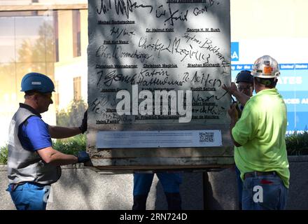 AKTUELLES ZEITGESCHEHEN Stück der Berliner Mauer in Washington aufgestellt (150813) -- WASHINGTON D.C., 13. August 2015 -- Ein Teil der Berliner Mauer kommt im Außenministerium zur Installation im US-Diplomacy Center in Washington D.C., USA, 13. August 2015. Das Segment der Berliner Mauer wird von dem ehemaligen Präsidenten George H. W. Bush, dem ehemaligen Führer der Sowjetunion Michail Gorbatschow, dem deutschen ehemaligen Bundeskanzler Helmut Kohl, dem ehemaligen polnischen Präsidenten und Solidaritätsführer Lech Walesa, der derzeitigen deutschen Bundeskanzlerin Angela Merkel und dem ehemaligen Staatssekretär James Baker unterzeichnet. U. Stockfoto