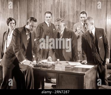 1930ER JAHRE FÜNF MÄNNER UND EINE FRAU IN EINEM BÜRO UM EINEN EXECUTIVE DESK, DIE ÜBER EIN ERNSTES PROBLEM IM GESCHÄFTSLEBEN DISKUTIEREN ENTSCHEIDUNG - O926 HAR001 HARS FÜNF FRAUEN 5 STUDIO SHOT 6 MANAGER KOPIERRAUM HALBE LÄNGE DAMEN PERSONEN KÜMMERN SICH UM MÄNNER RISIKO SECHS FÜHRUNGSKRÄFTE TRAGEN EINE B&W GESCHÄFTSFRAU MITTLEREN ALTERS MÄNNER ZIGARETTEN ANZUG UND KRAWATTENSTRATEGIE KONFRONTATION SPANNUNG WISSEN FÜHRUNG BÜRO MITARBEITER GELEGENHEIT AUTORITÄT BERUFE POLITIK RAUCHER BOSSE DREI STÜCK ANZUG GAL FREITAG ADMINISTRATOR DRAMA SEKRETÄRE STILVOLLE UNTERSTÜTZUNG GESCHÄFTSFRAUEN MANAGER MITTELERWACHSENER MITTELERWACHSENER MANN MITTELERWACHSENE FRAU Stockfoto