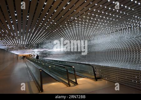 National Gallery of Art Multiverse Light Sculpture Washington DC // WASHINGTON DC — 'Multiverse' (2008) von Leo Villareal, eine immersive Lichtskulptur-Installation mit 41.000 computerprogrammierten LEDs, beleuchtet den 200 Fuß langen Concourse Walkway, der die Ost- und Westgebäude der National Gallery of Art verbindet Dieses dynamische Bildmaterial erzeugt ständig wechselnde Lichtmuster und verbindet programmierte Sequenzen mit Elementen des Zufalls. Stockfoto