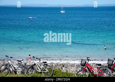 Kilmurvey, Inishmore, Irland - 03. Juni 2023. Fabelhafter, sicherer, sauberer Kilmurvey Strand mit einer blauen Flagge der Inis Mor, Co, Galway, Inishmore, Aran Isl Stockfoto