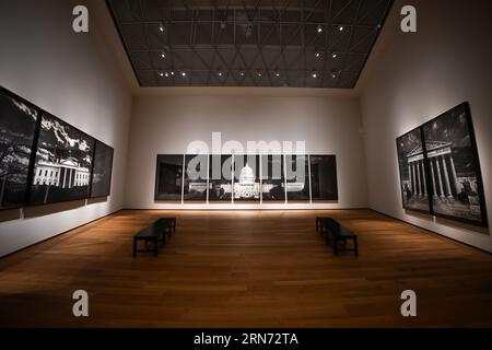 WASHINGTON DC, Vereinigte Staaten — Eine großformatige Holzkohle auf Papier Zeichnung mit dem Titel „The Whale (United States Capitol)“ des amerikanischen Künstlers Robert Longo im East Wing der National Gallery of Art Dieses beeindruckende Kunstwerk zeigt das Kapitol der Vereinigten Staaten in akribischer Detailgenauigkeit und zeigt Longos Fähigkeit, kraftvolle monochromatische Bilder zu schaffen, die sich mit politischen Themen auseinandersetzen. Stockfoto