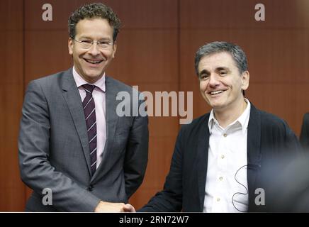 (150814) -- BRÜSSEL, 14. August 2015 -- der Präsident der Eurogruppe und der niederländische Finanzminister Jeroen Dijsselbloem (L) schüttelt bei einem Treffen der Eurogruppe im EU-Hauptquartier in Brüssel, Belgien, am 14. August 2015 die Hand an den griechischen Finanzminister Euclid Tsakalotos. ) BELGIEN-BRÜSSEL-EURO-GRUPPENSITZUNG YexPingfan PUBLICATIONxNOTxINxCHN 150814 Brüssel 14. August 2015 Euro-Gruppenpräsident und niederländische Finanzminister Jeroen Dijsselbloem l schüttelt die Hände mit den griechischen Finanzministern Euclid Tsakalotos während der Sitzung der Euro-Gruppe AM EU-Hauptsitz in Brüssel Belgien 14. August 2015 Belgien Brüssel Euro Stockfoto