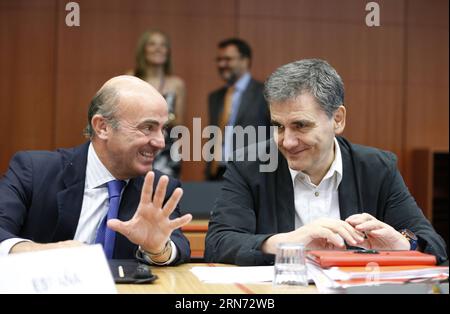 (150814) -- BRÜSSEL, 14. August 2015 -- der griechische Finanzminister Euclid Tsakalotos (R) und der spanische Finanzminister Luis de Guindos Jurado sprechen während eines Treffens der Eurogruppe am EU-Hauptsitz in Brüssel, Belgien, am 14. August 2015. ) BELGIEN-BRÜSSEL-EURO-GRUPPENSITZUNG YexPingfan PUBLICATIONxNOTxINxCHN 150814 Brüssel 14. August 2015 griechische Finanzminister Euclid Tsakalotos r und spanische Finanzminister Luis de Guindos Jurado sprechen während der Sitzung der Euro-Gruppe AM EU-Sitz in Brüssel Belgien 14. August 2015 Belgien Sitzung der Euro-Gruppe Brüssel YexPingfan PUBLICATIONxNOTxINxCHN Stockfoto